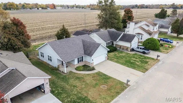 $219,900 | 428 Pheasant Lane, Moro, IL 62067