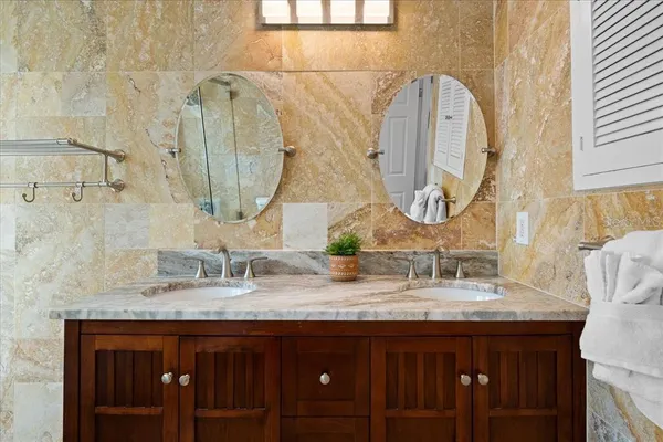 $9,000 | 327 Avenida Milano, Sarasota, FL 34242