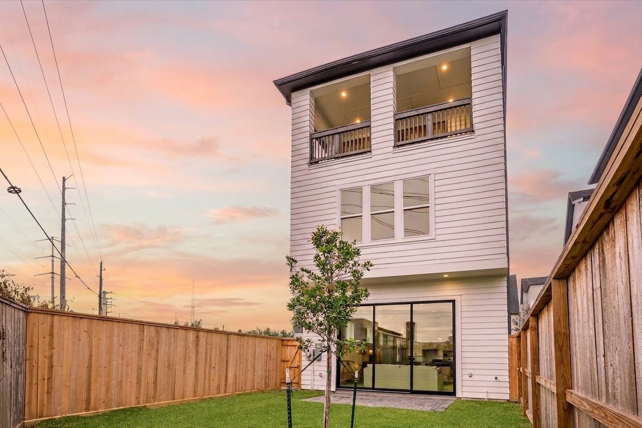 1008 Golden Nectar Houston, TX 77008 - Photo 7 of 10 spacious backyard facing east