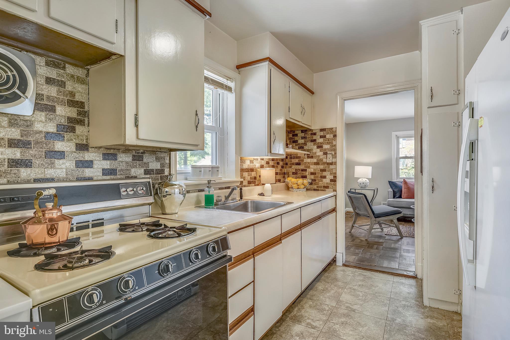 10604 Inwood Avenue Silver Spring, MD 20902 - Photo 21 of 54 Kitchen with Gas Range