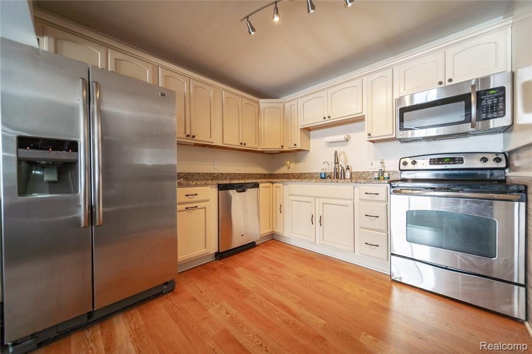 2531 Henry Road Lapeer, MI 48446 - Photo 3 of 12 2531 Henry Rd Lapeer-3.jpg