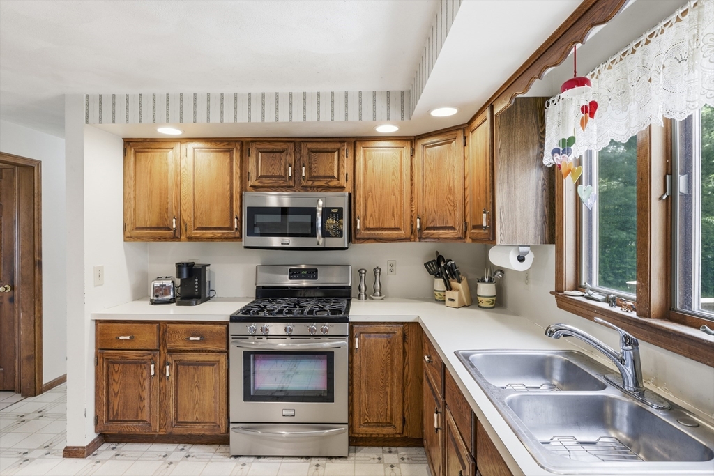 4 Oneida Place Hudson, MA 01749 - Photo 13 of 42