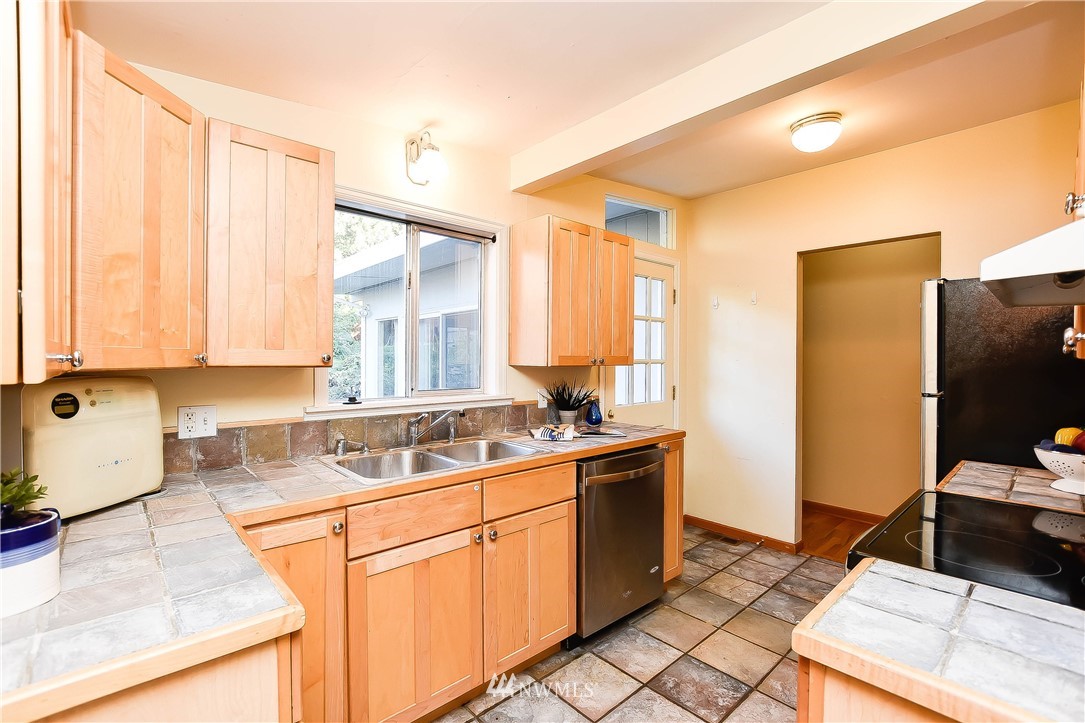 20206 100th Avenue Northeast Bothell, WA 98011 - Photo 9 of 26 Gallery Image 9