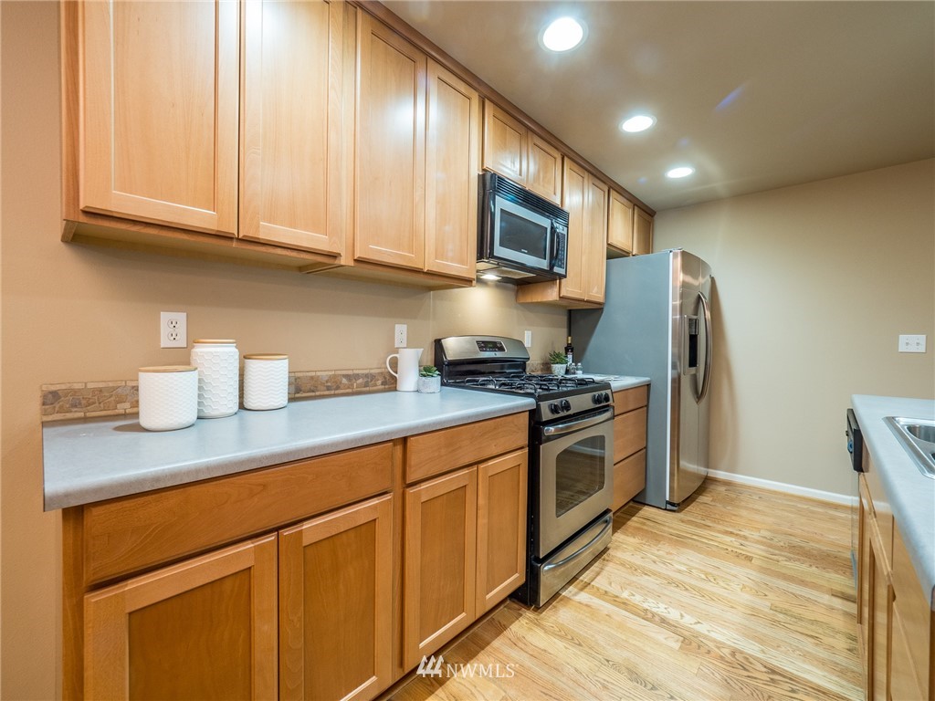 10136 B Holman Road Northwest Seattle, WA 98133 - Photo 11 of 37