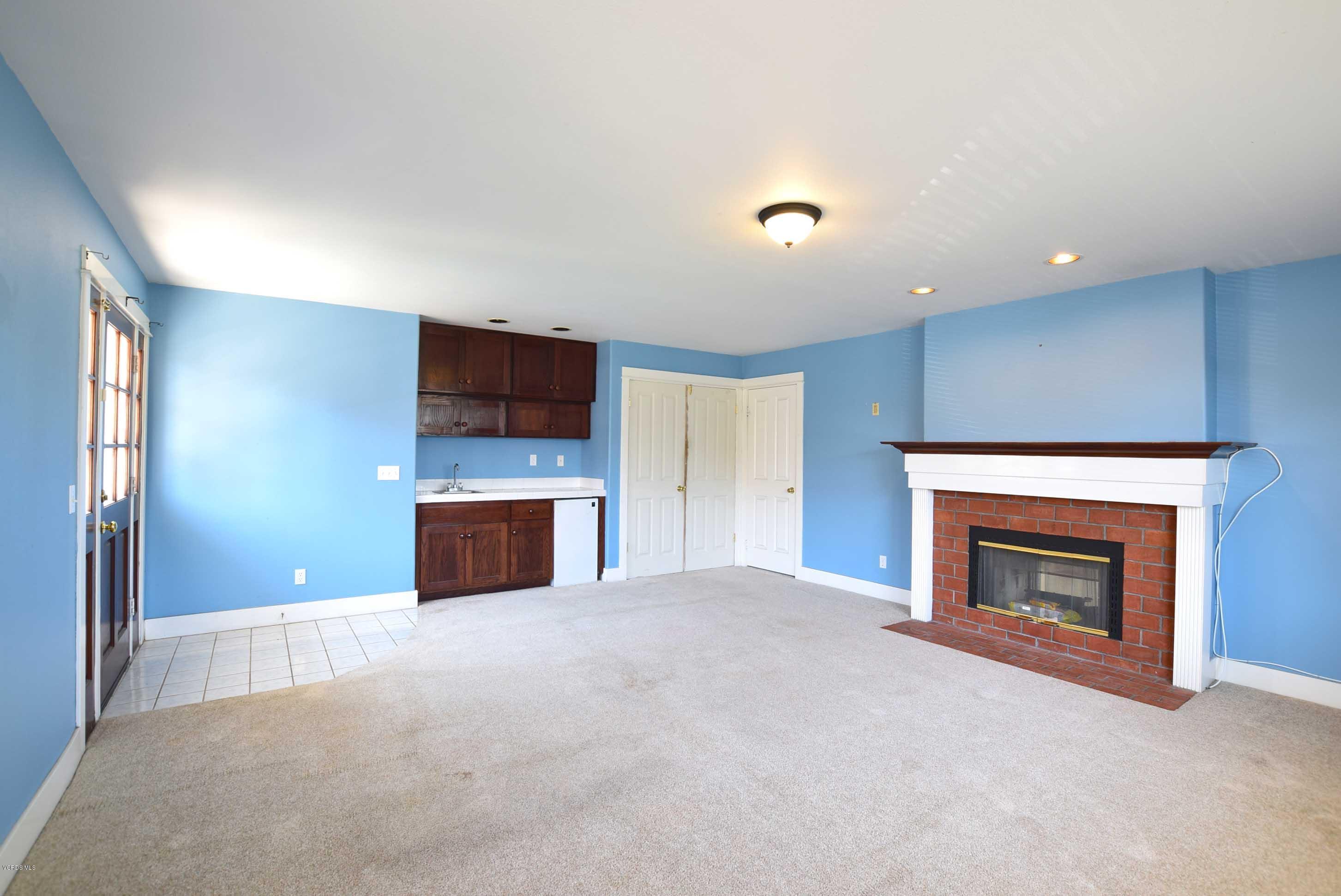 533 Kensington Drive Fillmore, CA 93015 - Photo 4 of 14 Living Room 2 w/ wet bar
