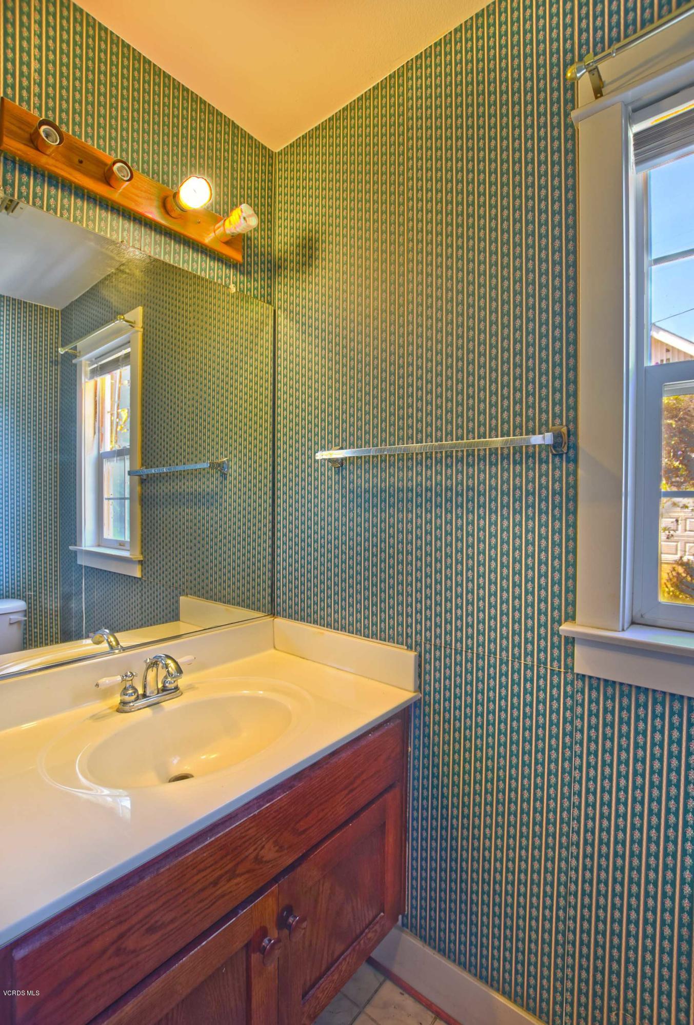 533 Kensington Drive Fillmore, CA 93015 - Photo 5 of 14 Half Bath downstairs