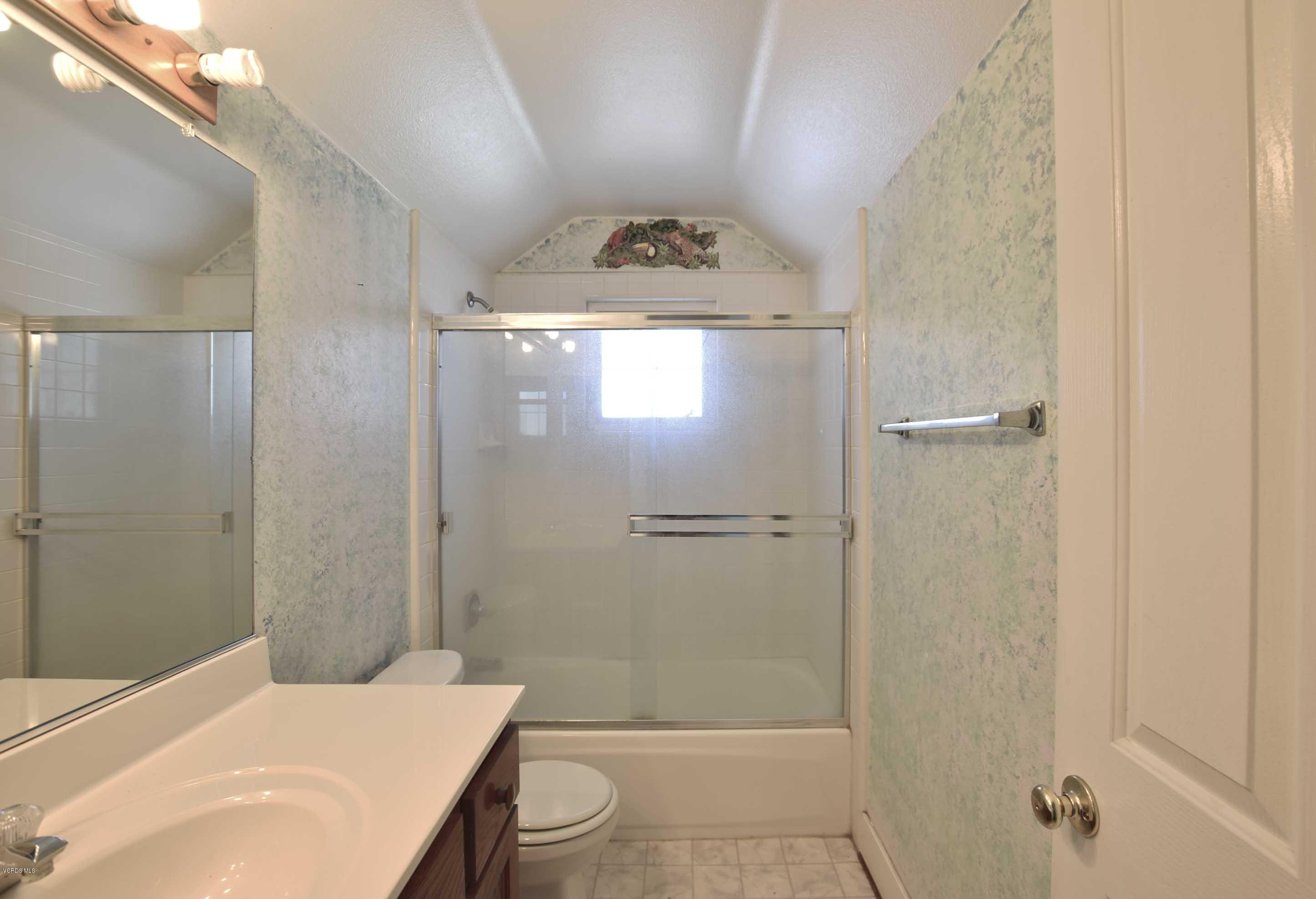 533 Kensington Drive Fillmore, CA 93015 - Photo 9 of 14 Upstairs Bathroom