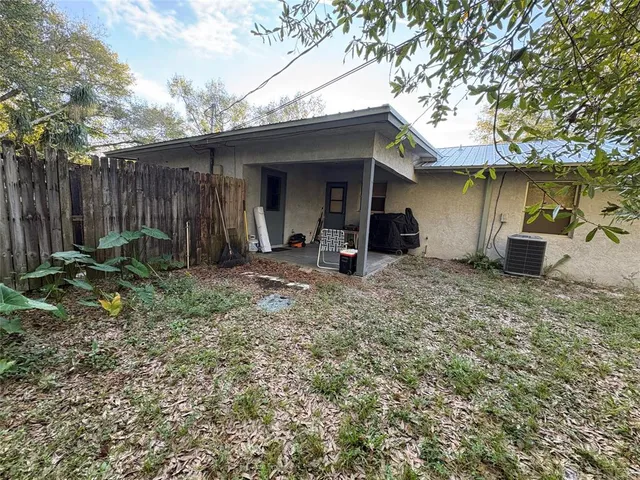a view of a house with backyard and porch
