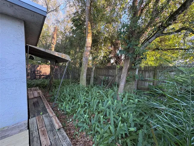 a view of a backyard