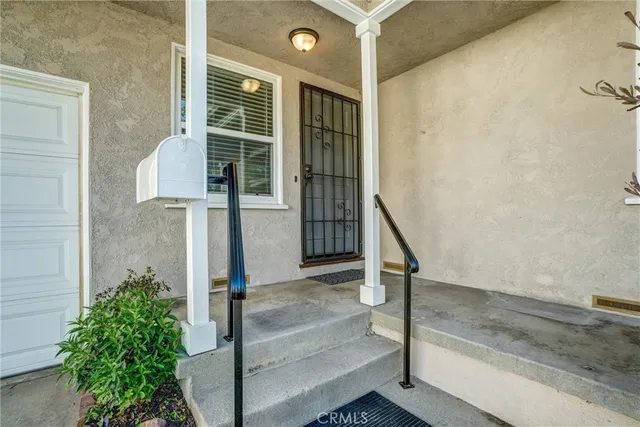 a view of entryway of house