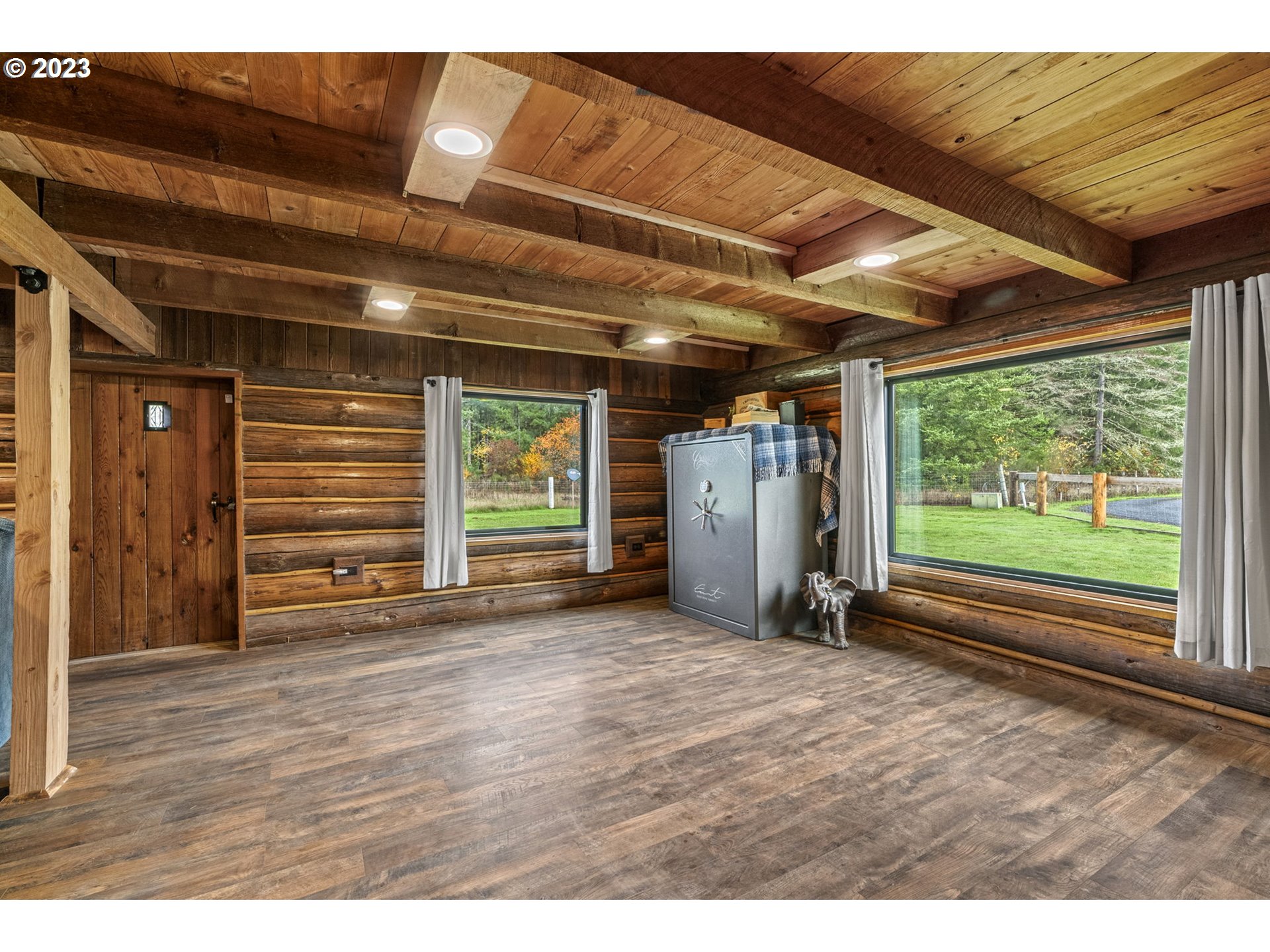 282 Hewitt Road Chehalis, WA 98532 - Photo 11 of 25 a view of empty room with wooden floor and windows