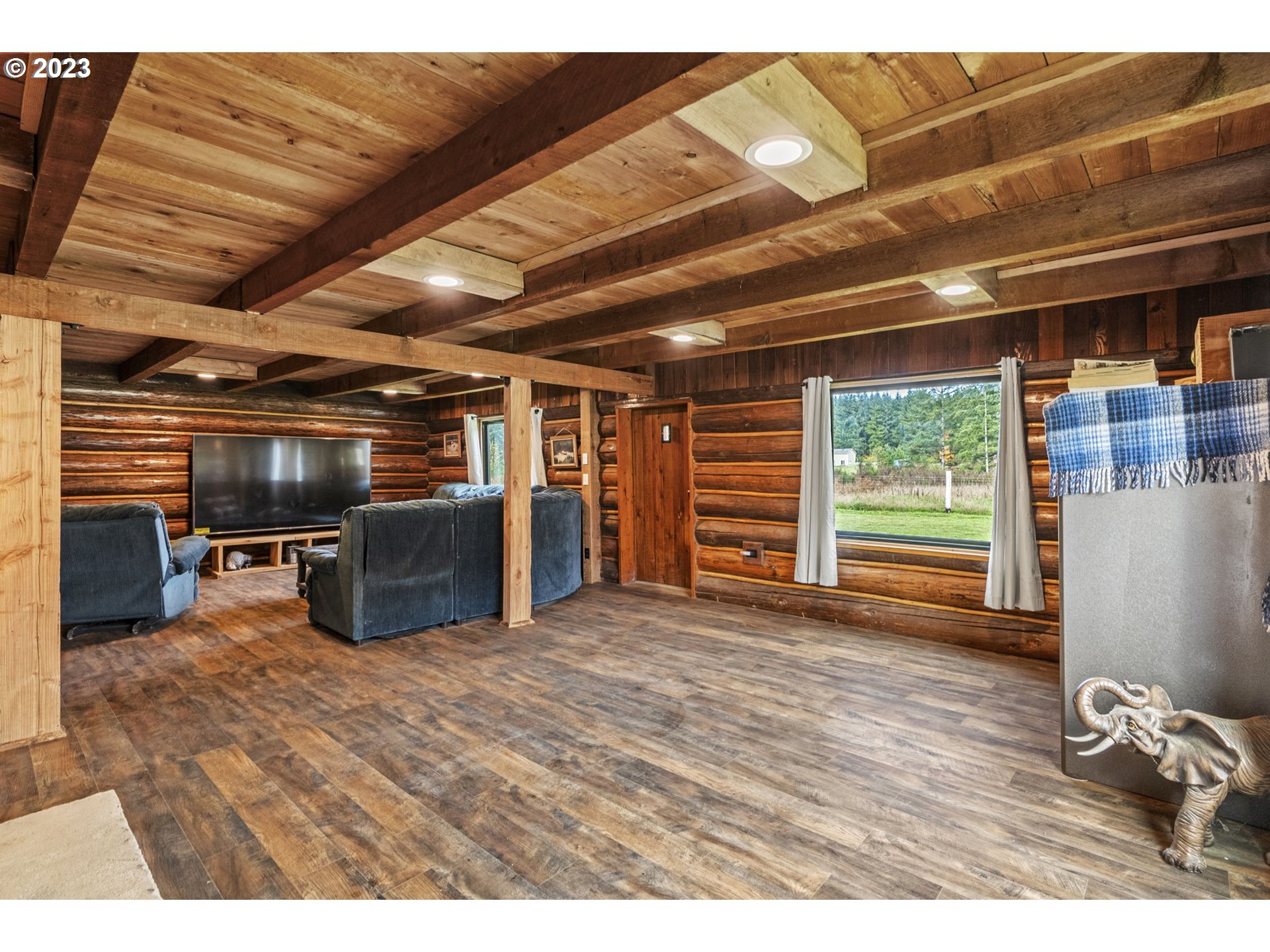 282 Hewitt Road Chehalis, WA 98532 - Photo 13 of 25 a view of a room with wooden furniture