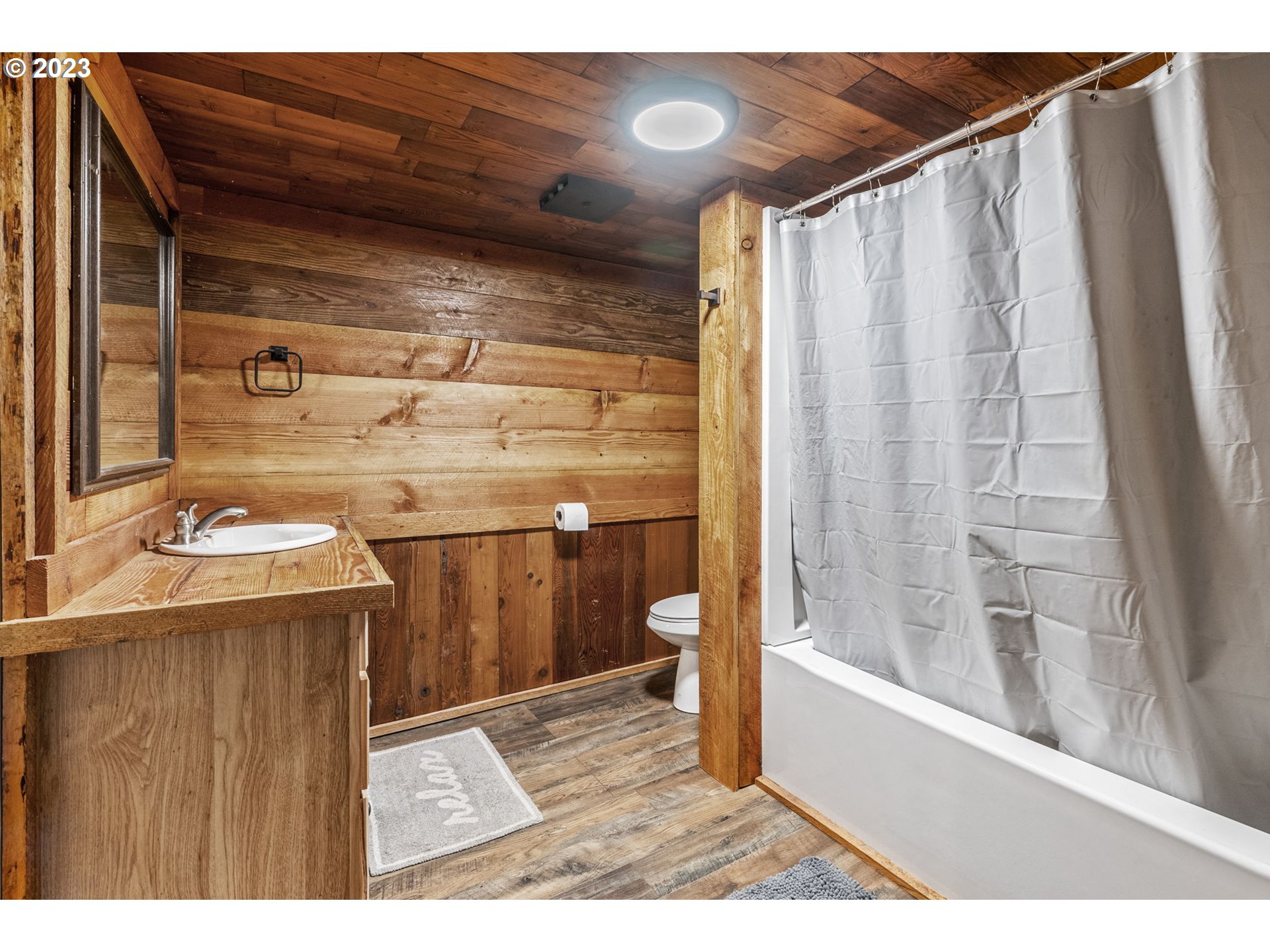 282 Hewitt Road Chehalis, WA 98532 - Photo 14 of 25 a bathroom with a sink and a mirror