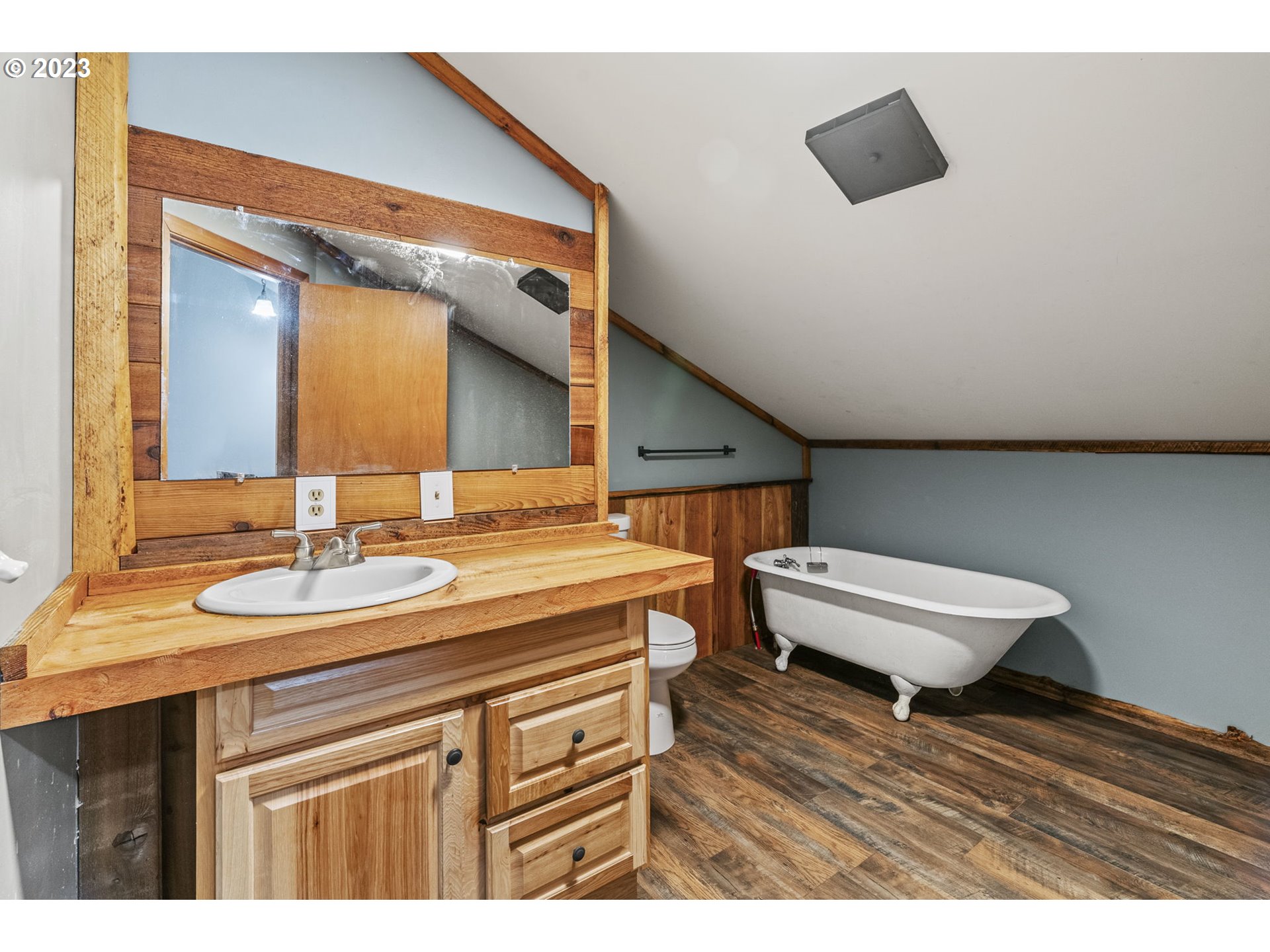 282 Hewitt Road Chehalis, WA 98532 - Photo 16 of 25 a bathroom with a sink and a mirror