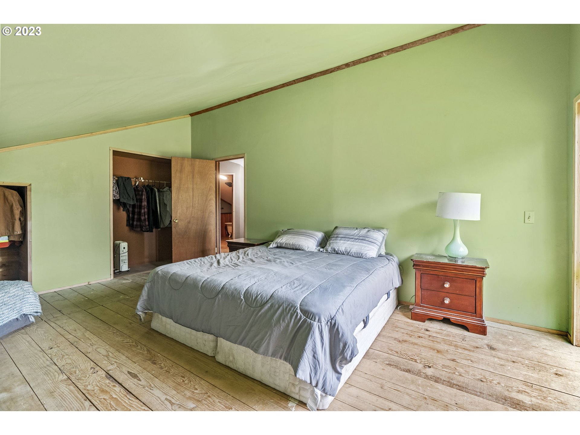 282 Hewitt Road Chehalis, WA 98532 - Photo 17 of 25 a bedroom with a bed and a lamp