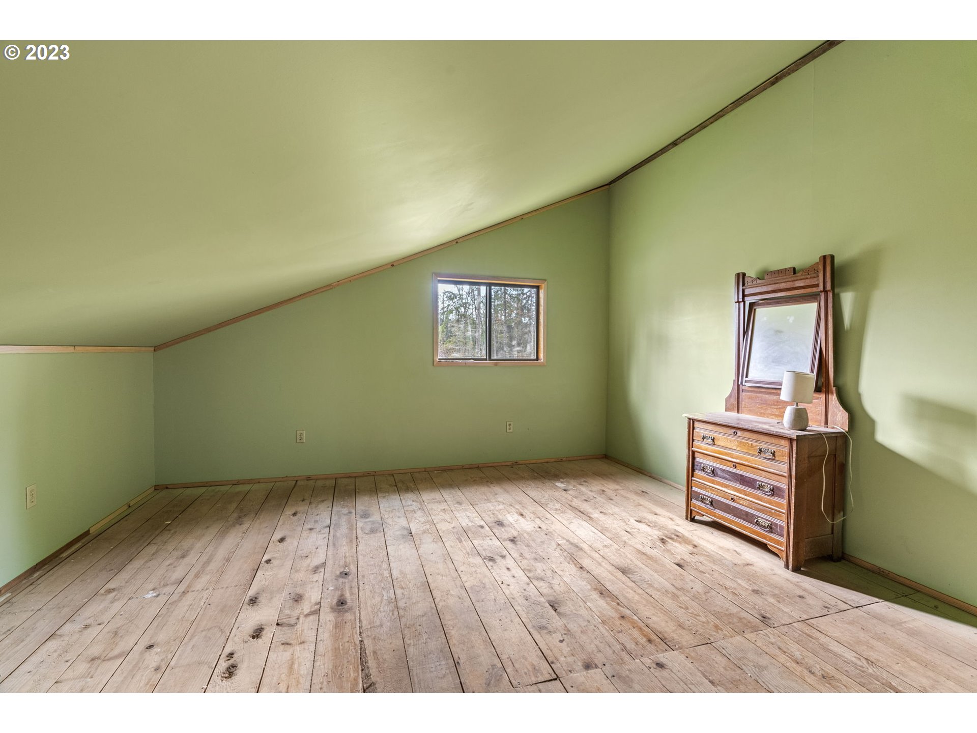282 Hewitt Road Chehalis, WA 98532 - Photo 19 of 25 a view of an empty room and window