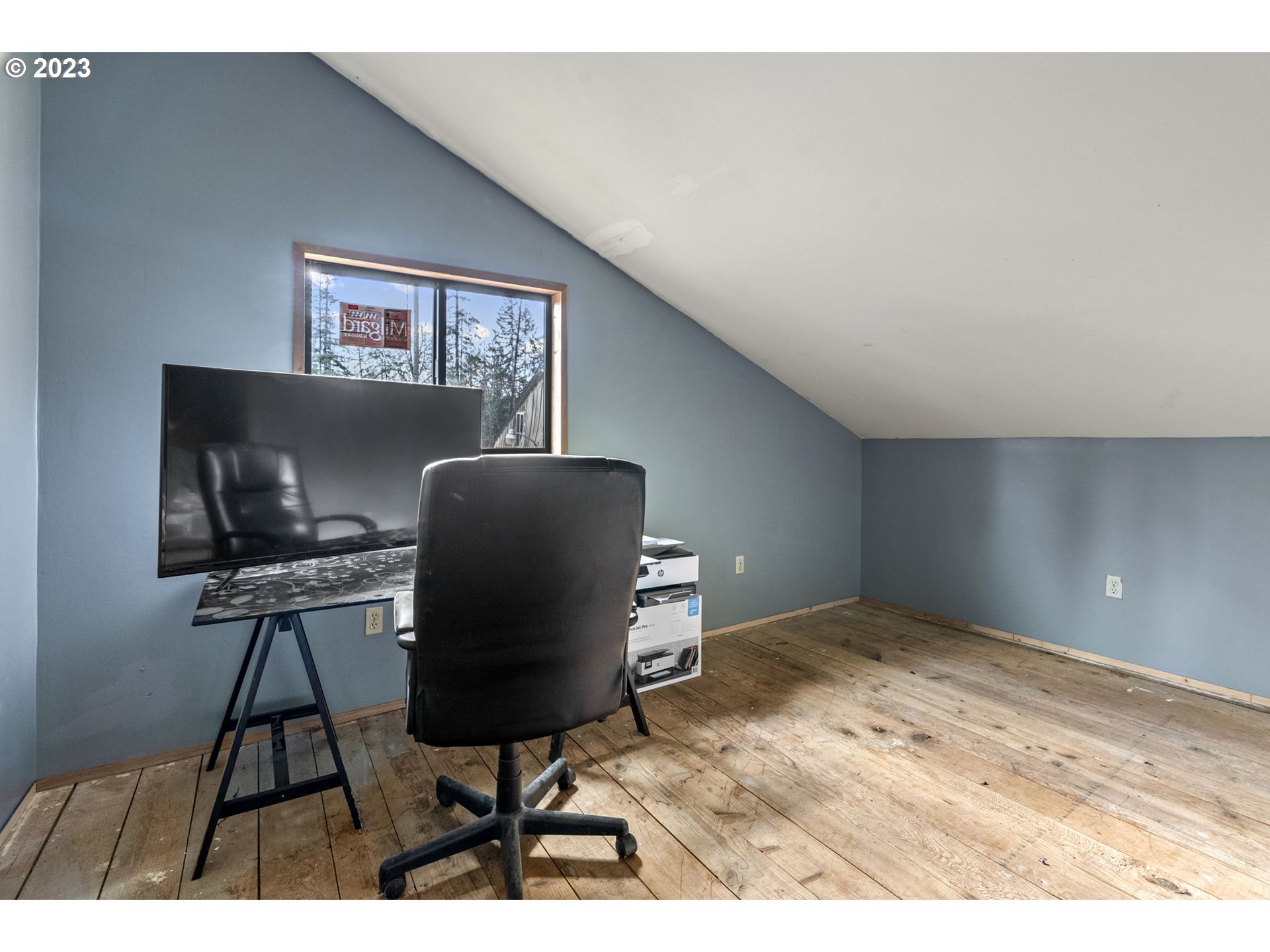 282 Hewitt Road Chehalis, WA 98532 - Photo 20 of 25 a workspace with furniture hardwood and a window