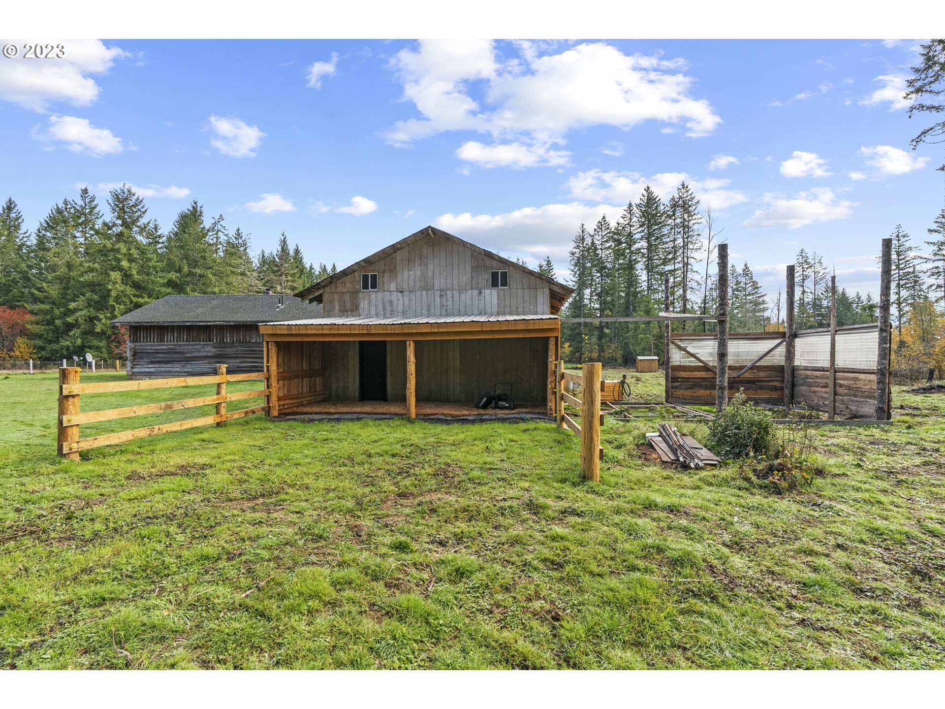 282 Hewitt Road Chehalis, WA 98532 - Photo 23 of 25 a backyard of a house with table and chairs