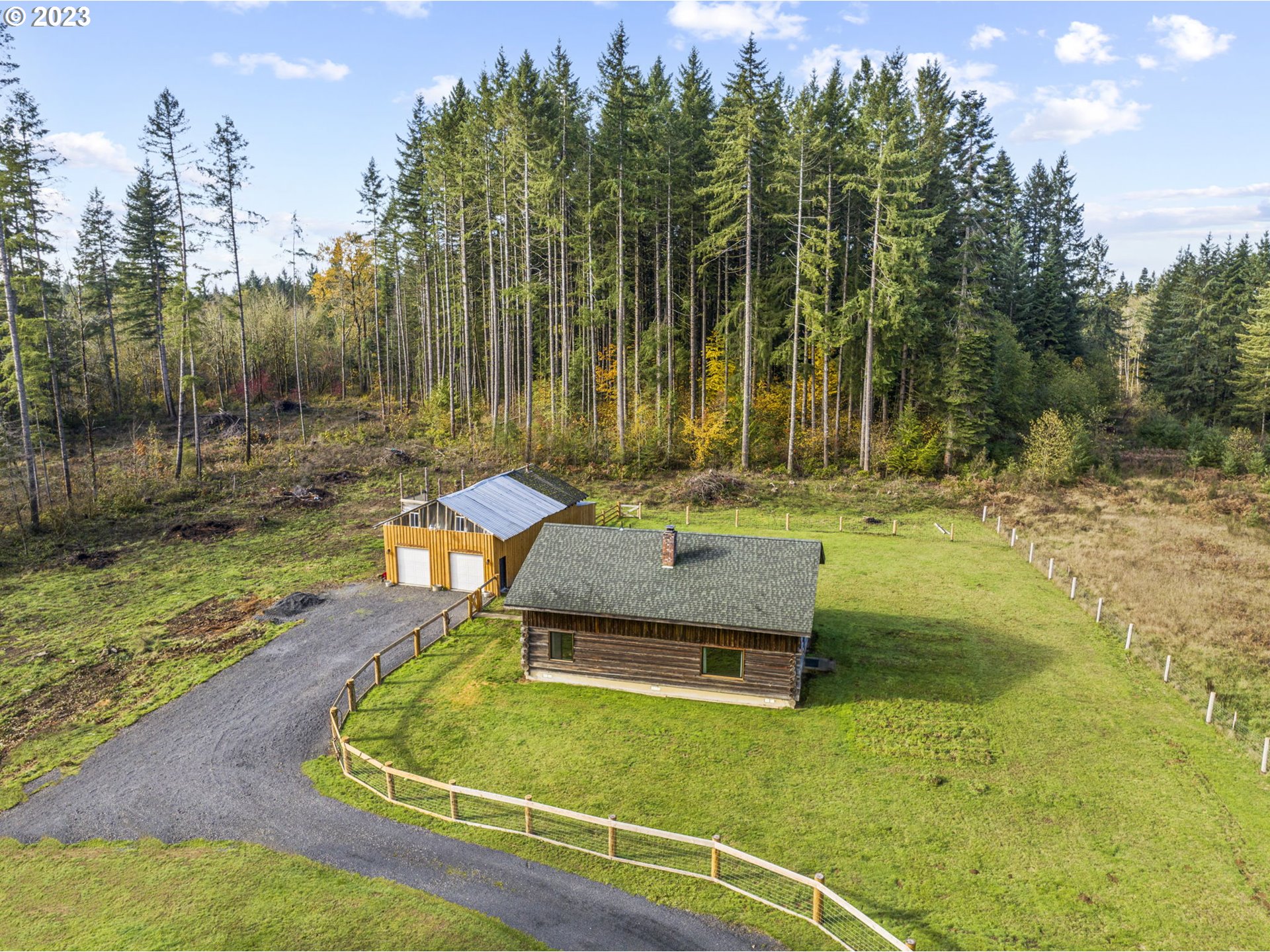 282 Hewitt Road Chehalis, WA 98532 - Photo 3 of 25 a swimming pool with some trees