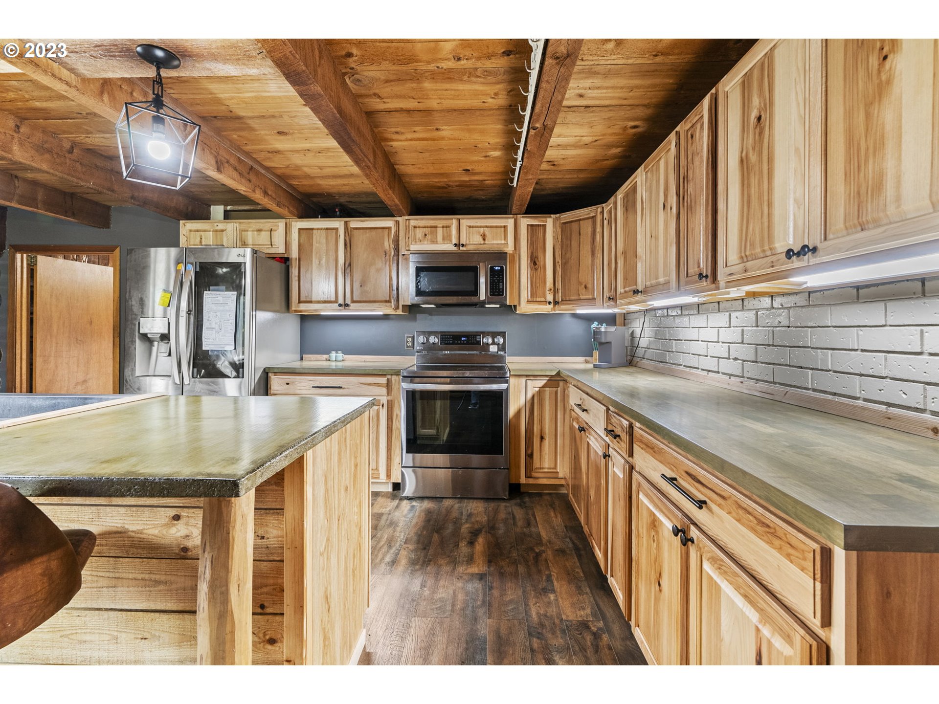 282 Hewitt Road Chehalis, WA 98532 - Photo 7 of 25 a kitchen with stainless steel appliances granite countertop a sink a stove and cabinets