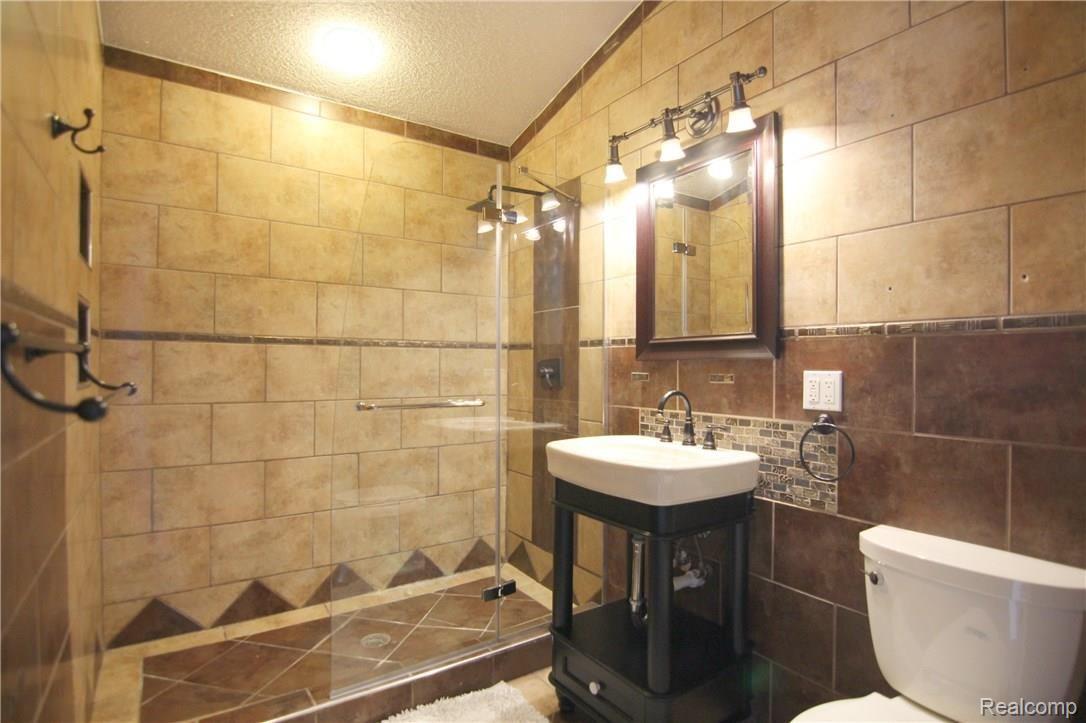 1776 Eason Road Waterford, MI 48328 - Photo 26 of 26 jEason Rd Upper Full Bath.jpg