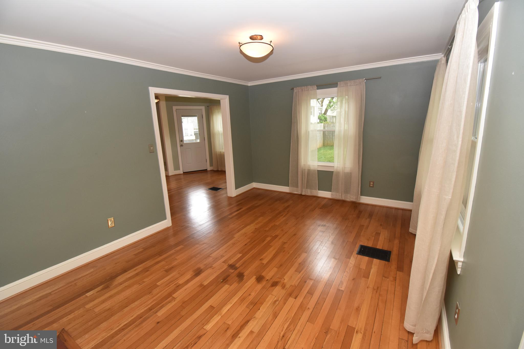 2901 Meadow View Road Falls Church, VA 22042 - Photo 16 of 43 Living room