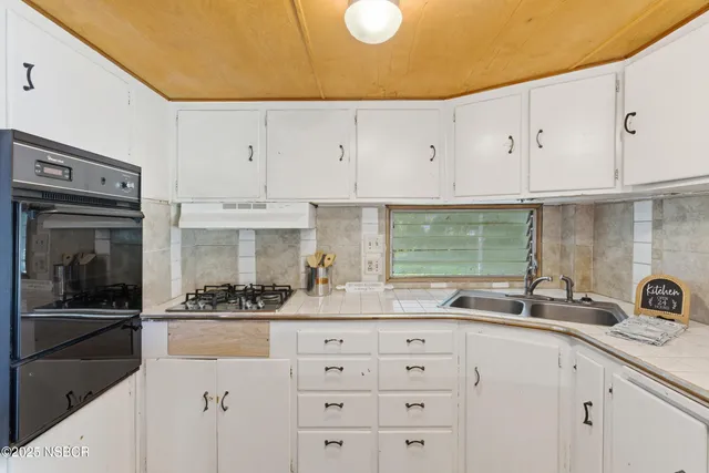 a view of empty room with windows