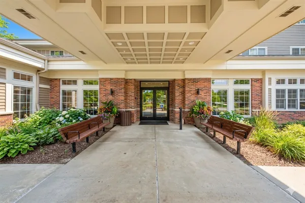 $159,900 | 605 Barrington Avenue, Unit 222, East Dundee, IL 60118