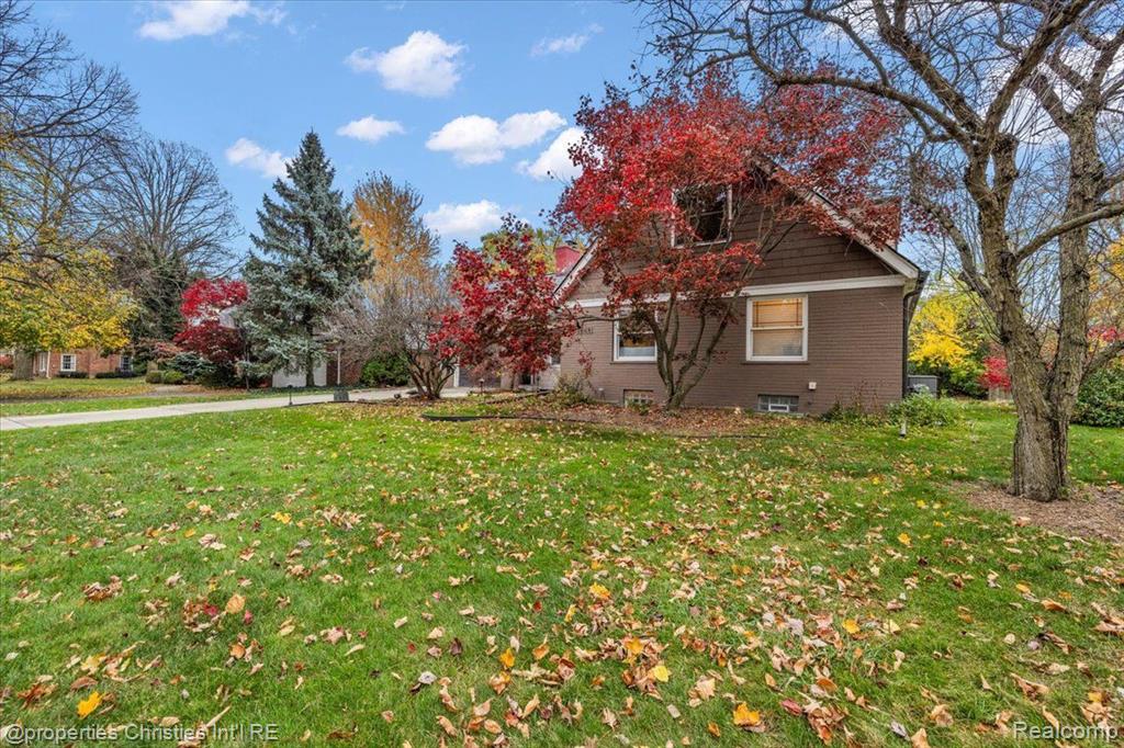 1648 Yorkshire Road Birmingham, MI 48009 - Photo 3 of 45