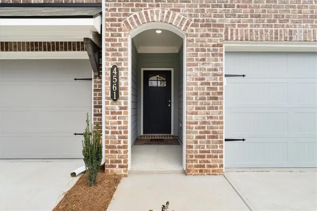 a view of entryway with a bathtub