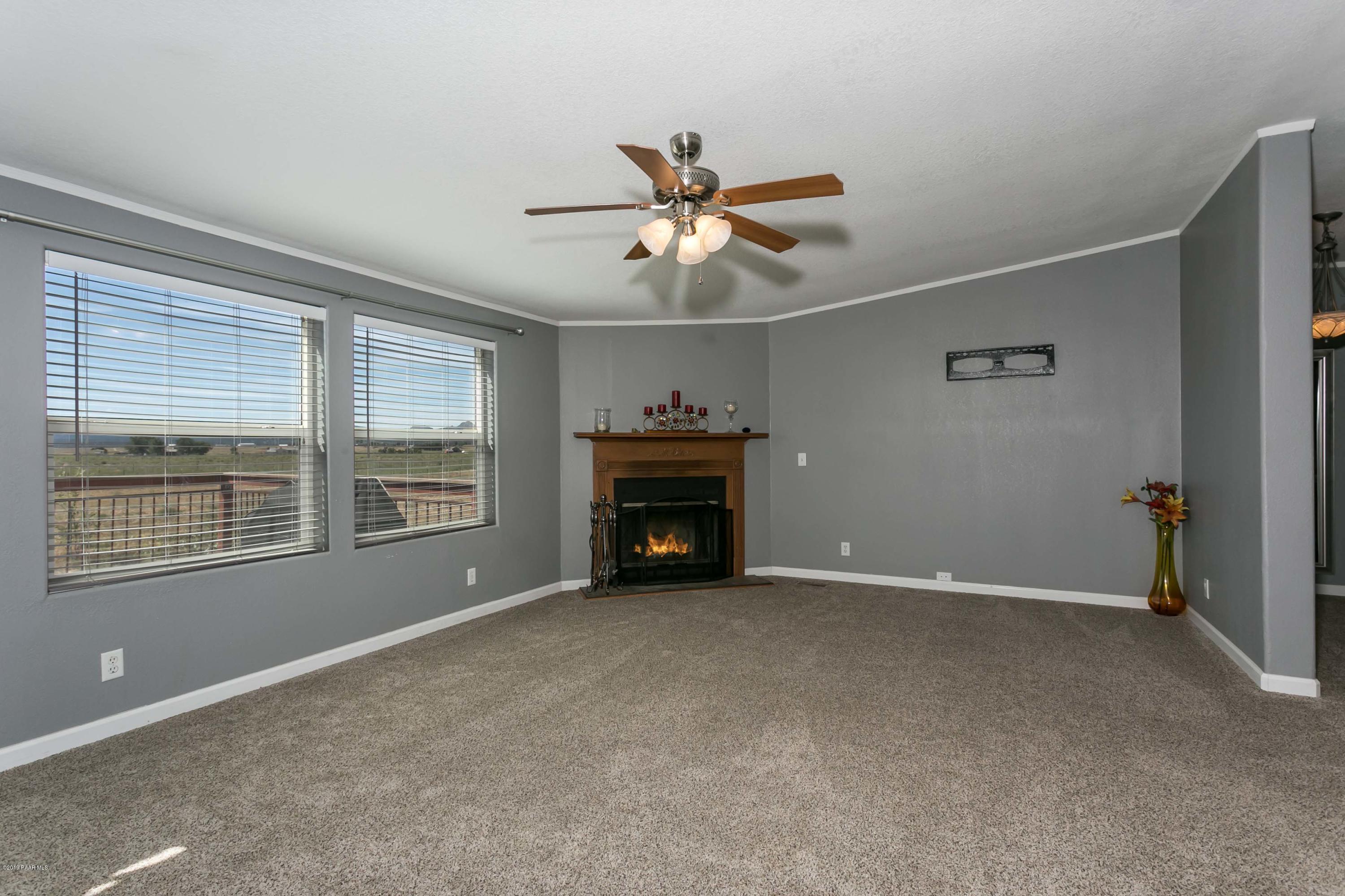 3275 West Ron Road Paulden, AZ 86334 - Photo 12 of 25 Living Room