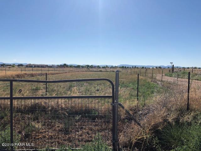 3275 West Ron Road Paulden, AZ 86334 - Photo 4 of 25 Fenced arenas