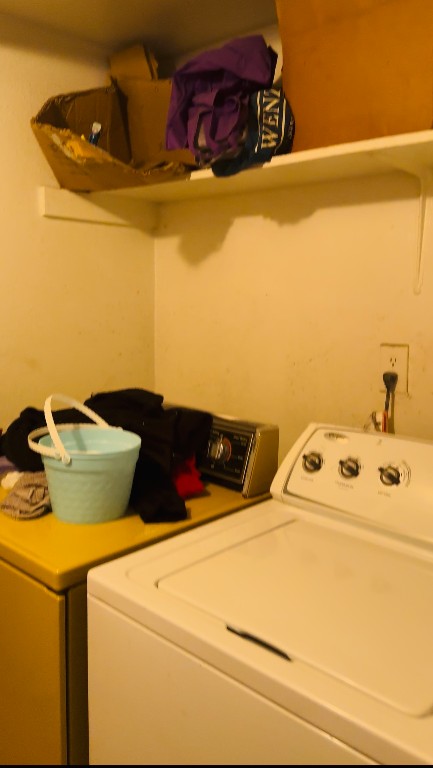 6200 West Tidwell Road, Unit 304 Houston, TX 77092 - Photo 11 of 14 a utility room with dryer and washer