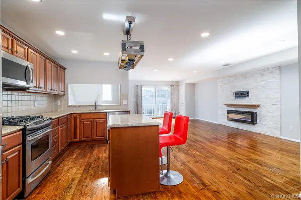 $5,000 | 277 West Broadway, Unit UPPR, Long Beach, NY 11561