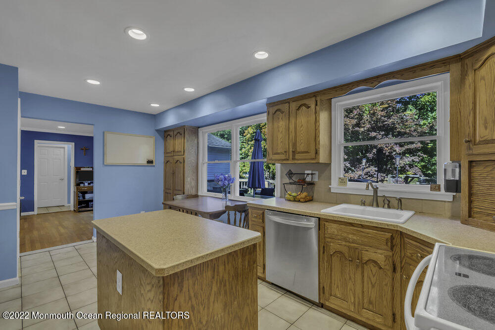 960 Farmingdale Road Jackson, NJ 08527 - Photo 9 of 39 a kitchen with a sink stove and cabinets