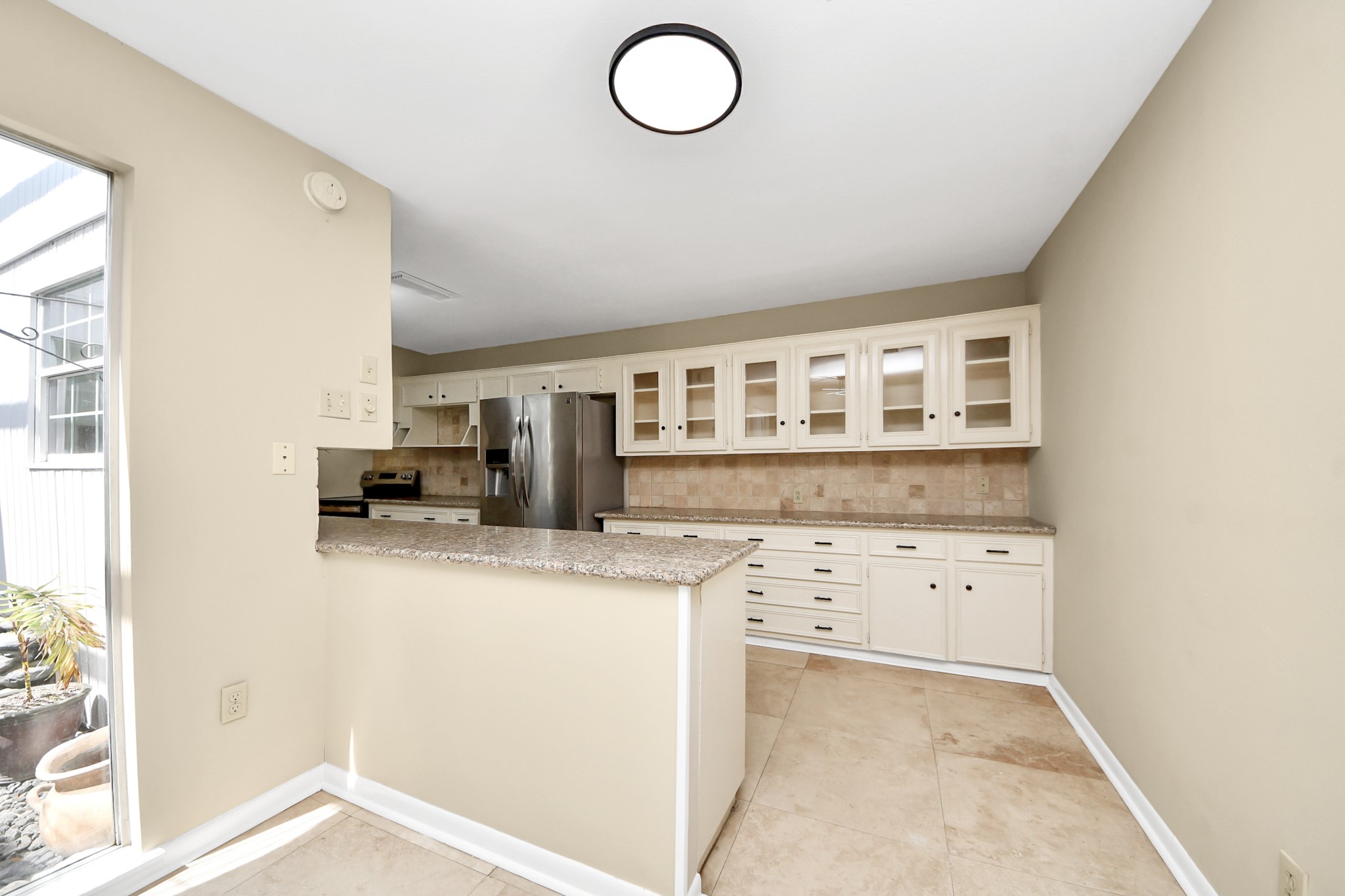 5 Tiffany Square Sugar Land, TX 77478 - Photo 12 of 32 Breakfast room is right off the kitchen