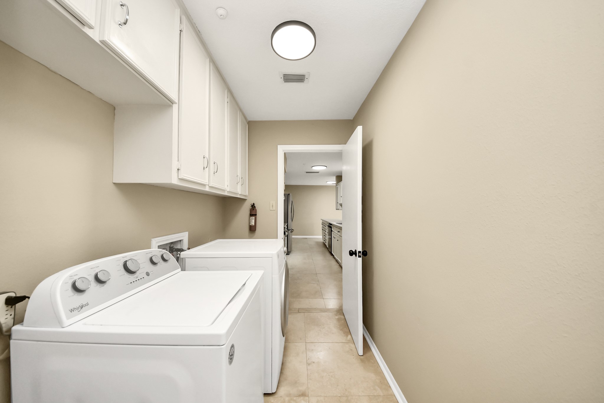 5 Tiffany Square Sugar Land, TX 77478 - Photo 13 of 32 a utility room with dryer and washer