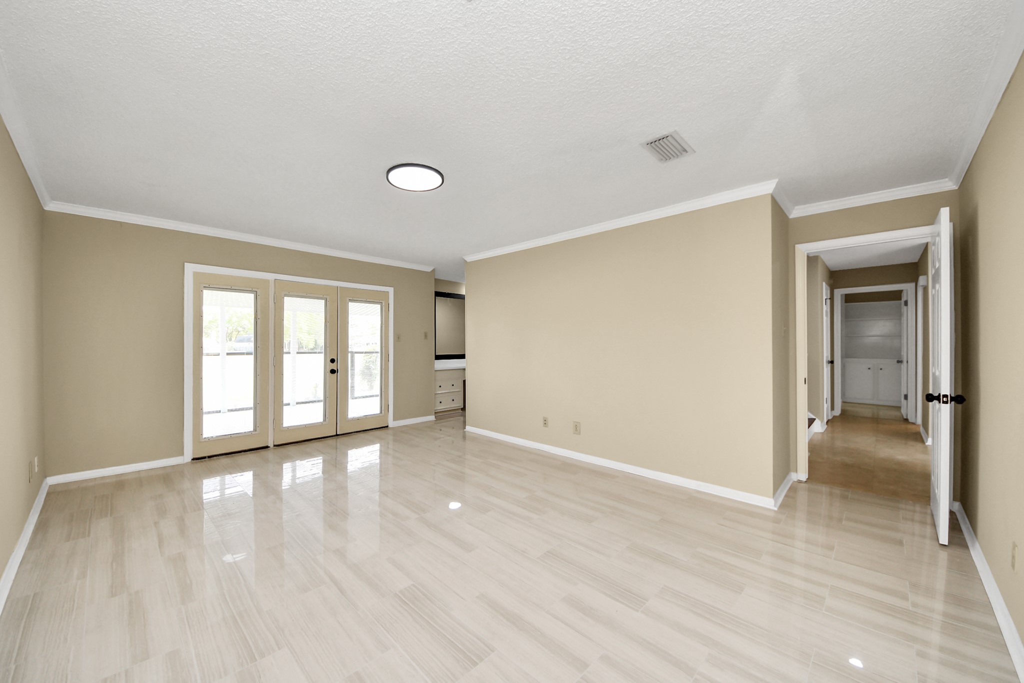 5 Tiffany Square Sugar Land, TX 77478 - Photo 14 of 32 a view of an empty room with wooden floor and a window