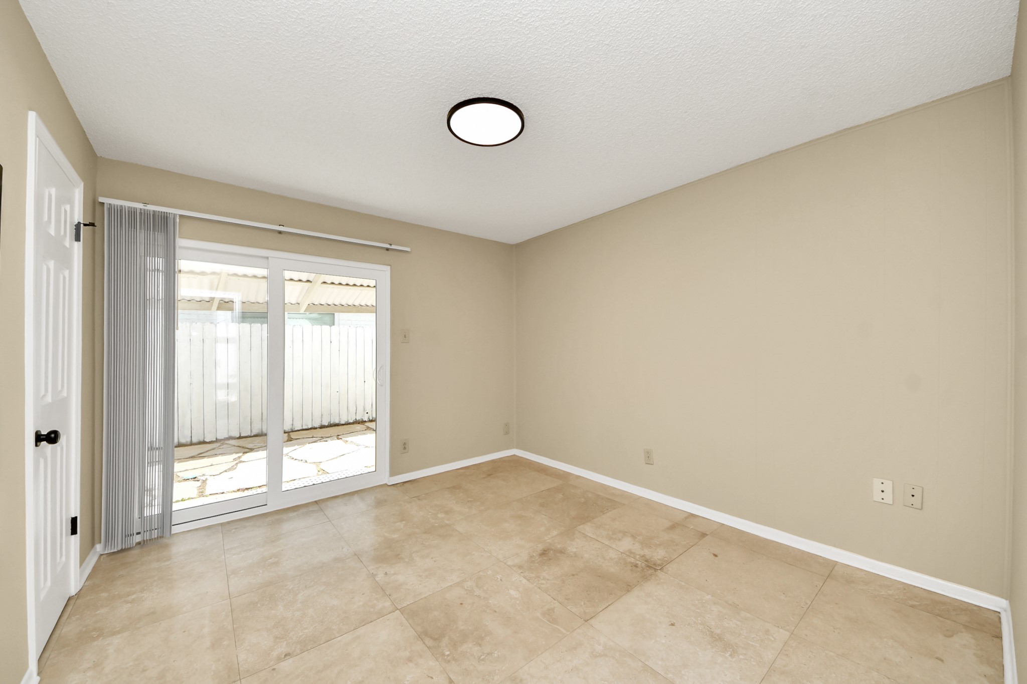 5 Tiffany Square Sugar Land, TX 77478 - Photo 22 of 32 an empty room with sliding door
