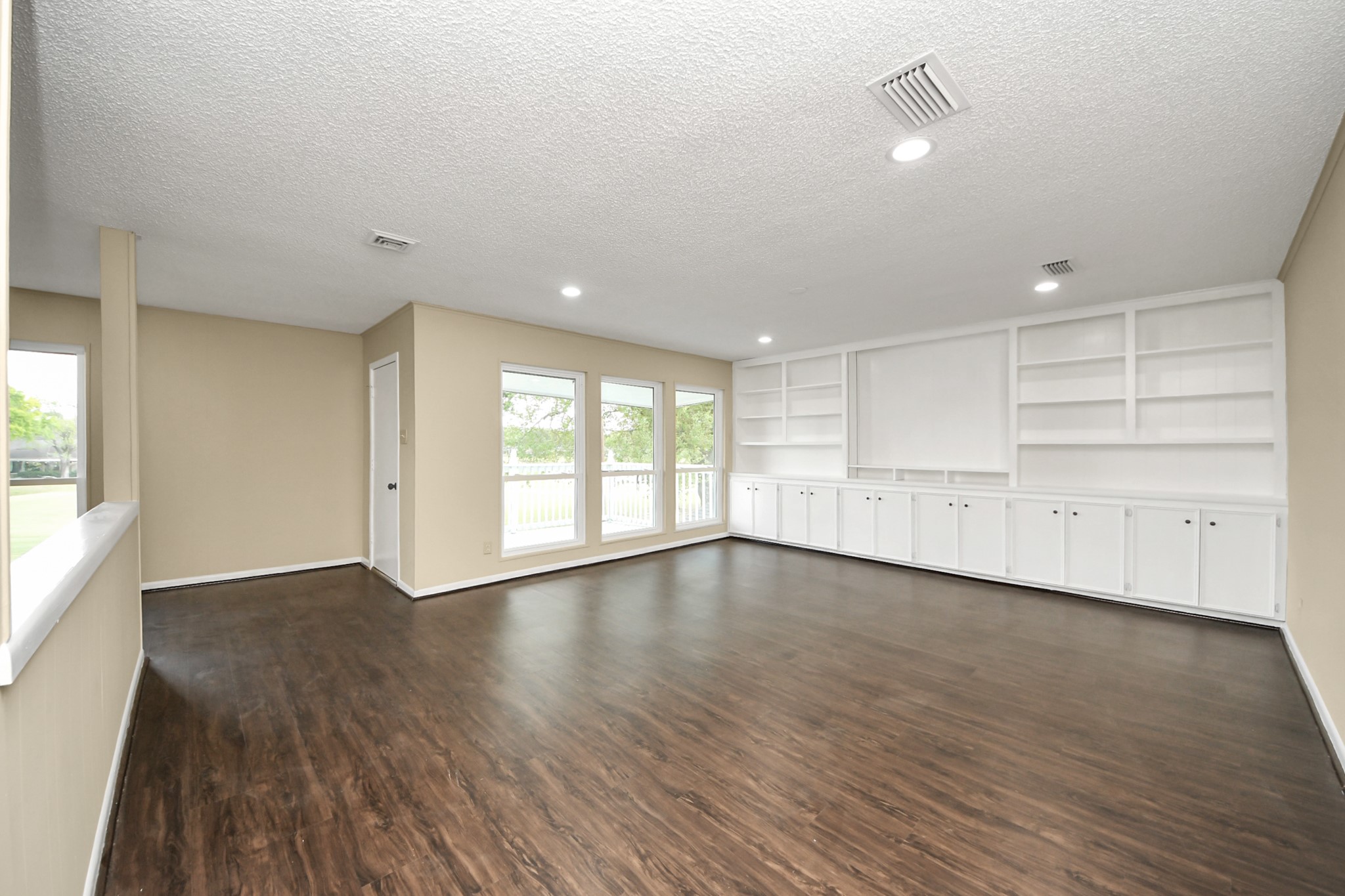 5 Tiffany Square Sugar Land, TX 77478 - Photo 25 of 32 a view of an empty room with wooden floor and a window