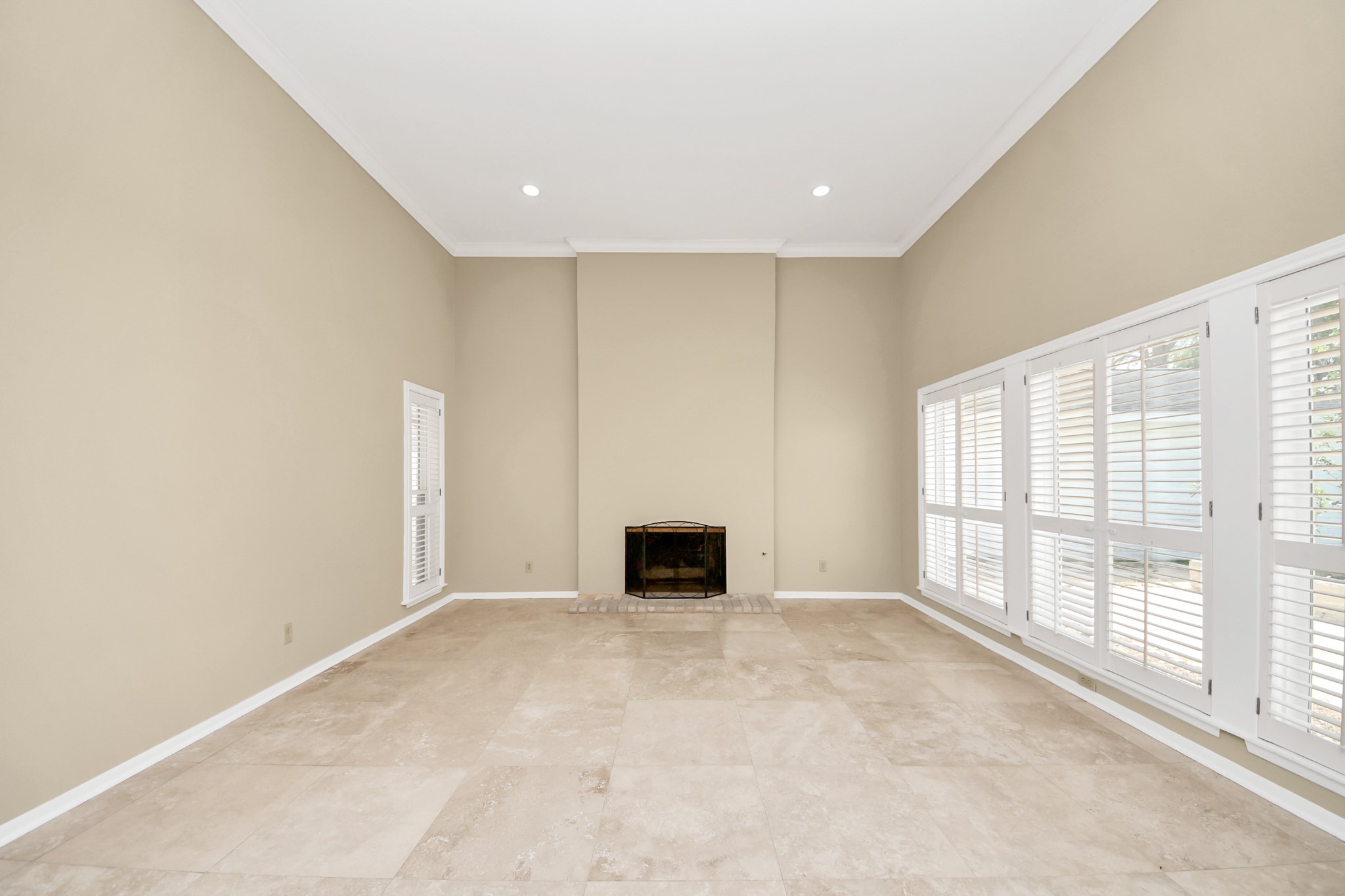5 Tiffany Square Sugar Land, TX 77478 - Photo 6 of 32 an empty room with windows