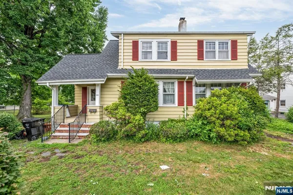 $799,995 | 163 West Midland Avenue, Paramus, NJ 07652