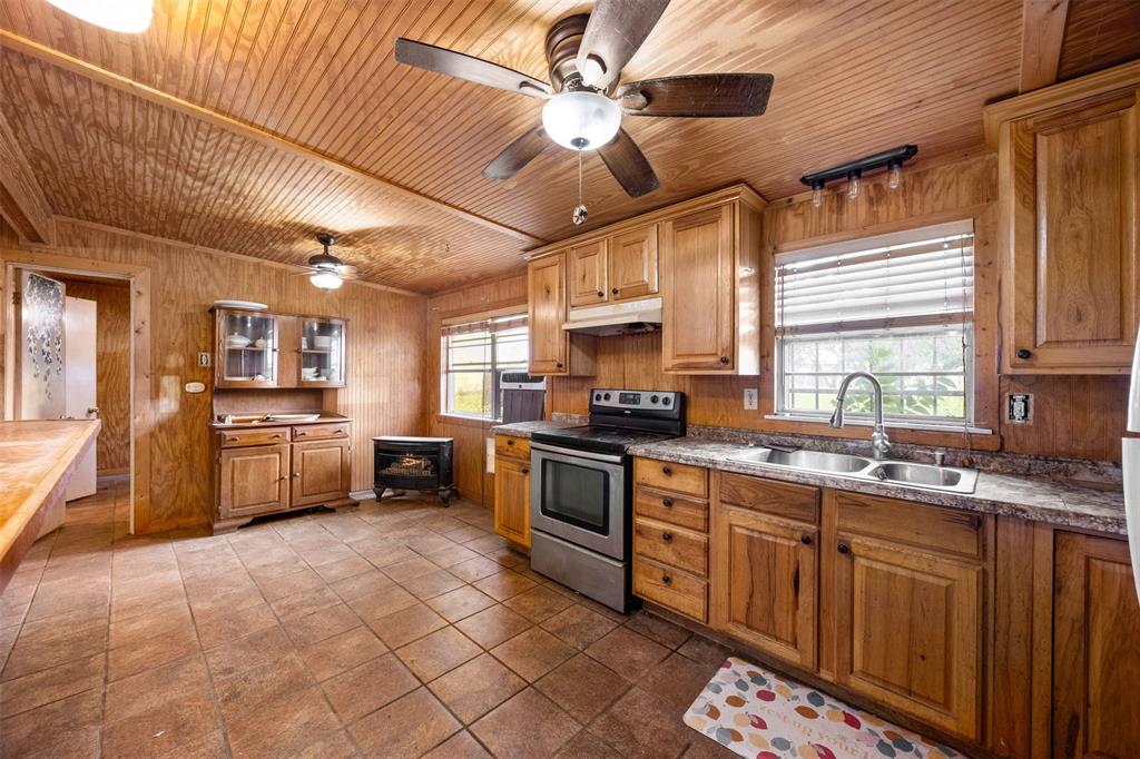 237 Linda Lee Crossing Whitney, TX 76692 - Photo 9 of 26