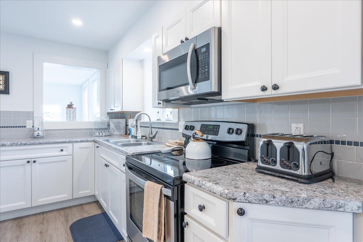 40 Atlantic Avenue Boothbay Harbor, ME 04538 - Photo 11 of 49 First floor kichen 3