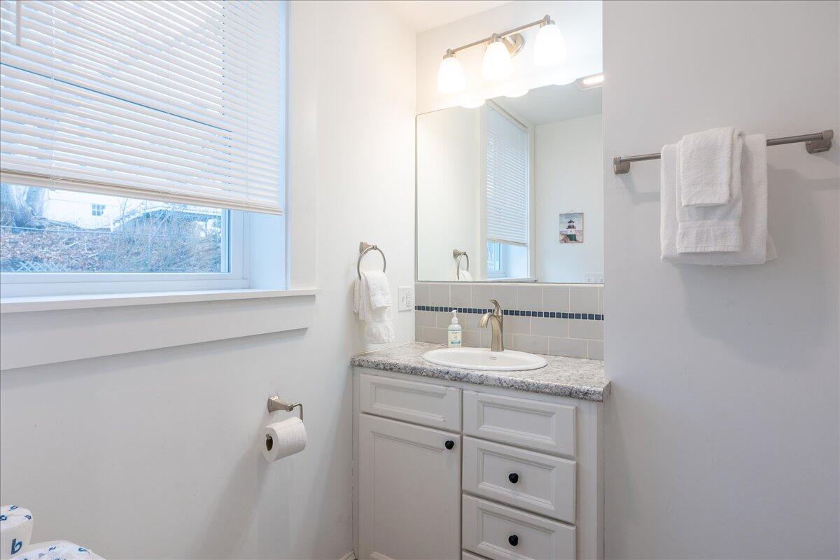 40 Atlantic Avenue Boothbay Harbor, ME 04538 - Photo 12 of 49 First floor bath 2