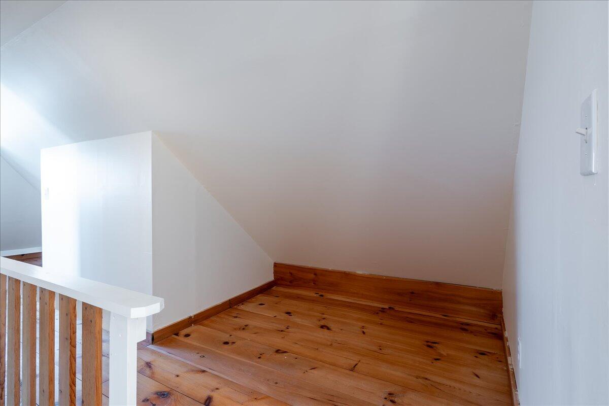 40 Atlantic Avenue Boothbay Harbor, ME 04538 - Photo 43 of 49 Second apartment second floor hallway