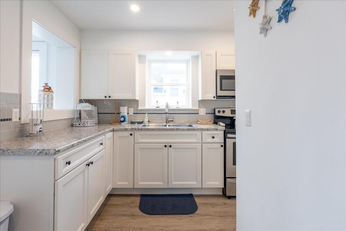 40 Atlantic Avenue Boothbay Harbor, ME 04538 - Photo 8 of 49 First floor kitchen 6