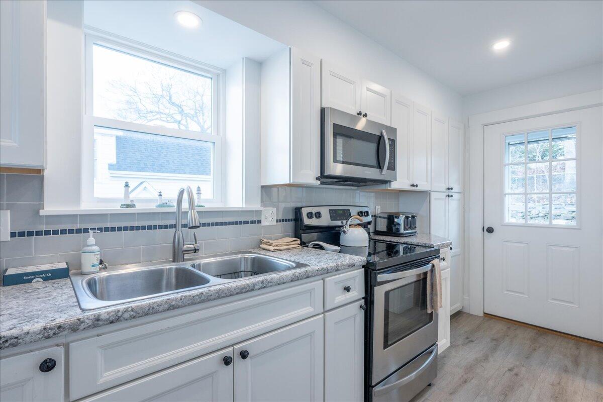 40 Atlantic Avenue Boothbay Harbor, ME 04538 - Photo 9 of 49 First floor kitchen 4