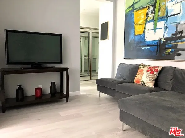 $1,950 | 425 South Kenmore Avenue, Unit 214, Los Angeles, CA 90020