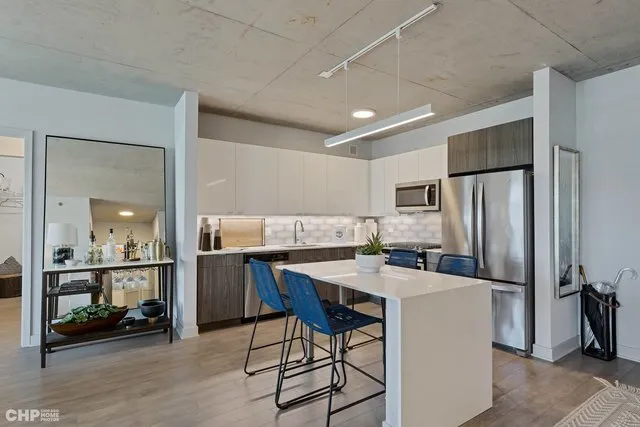 $2,961 | 1025 West Addison Street, Unit 707, Chicago, IL 60613